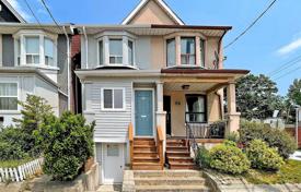 Maison mitoyenne – Pape Avenue, Toronto, Ontario,  Canada. C$1,033,000