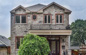 5 pièces maison en ville en York, Canada. C$1,657,000