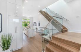 3 pièces maison en ville à East York, Canada. C$2,099,000