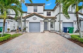 Maison en ville – Doral, Floride, Etats-Unis. $599,000