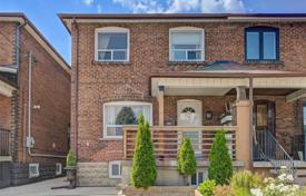 Maison mitoyenne – York, Toronto, Ontario,  Canada. C$1,018,000