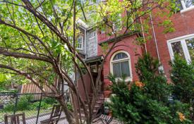 Maison mitoyenne – Pape Avenue, Toronto, Ontario,  Canada. C$1,348,000