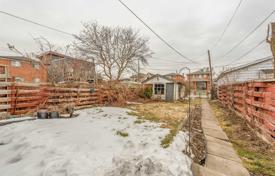 9 pièces maison en ville en York, Canada. C$1,102,000