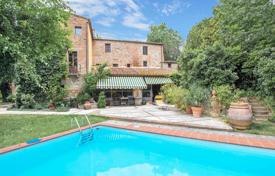 17 pièces villa 404 m² à Castelnuovo Berardenga, Italie. 900,000 €
