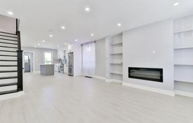 4 pièces maison en ville à East York, Canada. C$1,872,000