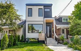 9 pièces maison en ville à East York, Canada. C$1,987,000