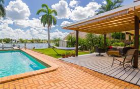 Villa – Miami Beach, Floride, Etats-Unis. 2,033,000 €