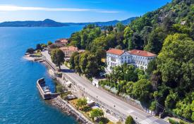 Luxueuse villa historique avec parc sur les rives du lac Majeur à Belgirate, Piémont, Italie. 5,000,000 €