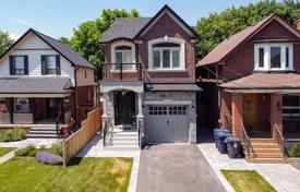 4 pièces maison en ville à Etobicoke, Canada. C$2,007,000