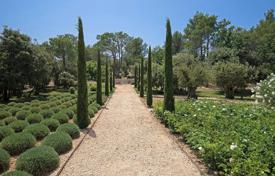 9 pièces maison de campagne à Saint-Saturnin-lès-Apt, France. 6,700 € par semaine