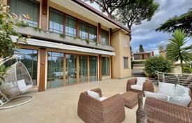 3 pièces villa 440 m² à Rome, Italie. Price on request