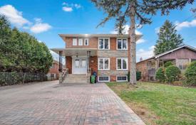 9 pièces maison en ville à North York, Canada. C$1,945,000