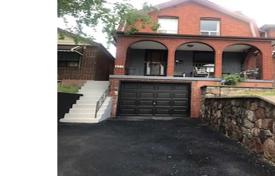 5 pièces maison en ville en York, Canada. C$1,110,000