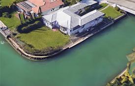 Maison de campagne – Miami Beach, Floride, Etats-Unis. $1,300,000