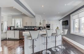 9 pièces maison en ville à Etobicoke, Canada. C$1,758,000