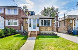 3 pièces maison en ville à East York, Canada. C$1,070,000