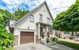 5 pièces maison en ville à East York, Canada. C$2,188,000