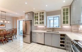 4 pièces maison en ville à Etobicoke, Canada. C$1,889,000