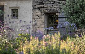 5 pièces maison de campagne à Gordes, France. 5,000 € par semaine