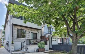 6 pièces maison en ville à East York, Canada. C$1,700,000