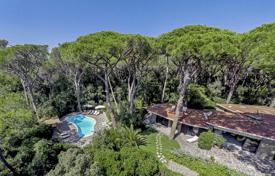 5 pièces villa à Roccamare, Italie. 17,800 € par semaine