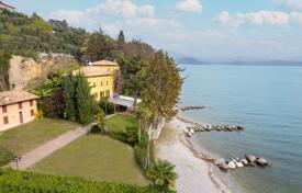 Villa – Manerba del Garda, Lombardie, Italie. Price on request