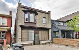 8 pièces maison en ville à Dufferin Street, Canada. C$1,641,000