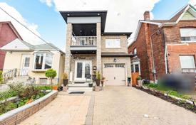 8 pièces maison en ville en York, Canada. C$1,482,000