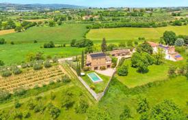 5 pièces villa 3500 m² à Foiano della Chiana, Italie. 1,300,000 €