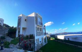 Villa individuelle à vendre à Bodrum avec jardin privé et vue sur la mer, quartier élite. $607,000