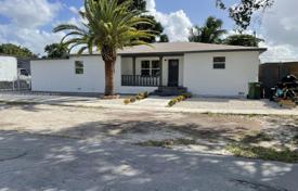 Maison en ville – Hialeah, Floride, Etats-Unis. $700,000