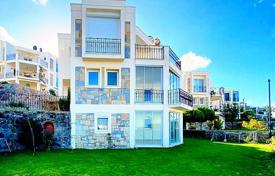 Villa individuelle à vendre à Bodrum avec jardin privé et vue sur la mer, quartier élite. $559,000