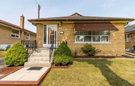 4 pièces maison en ville à Etobicoke, Canada. C$1,045,000