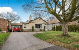 5 pièces maison en ville à Etobicoke, Canada. C$940,000