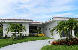 Maison de campagne – Surfside, Floride, Etats-Unis. $839,000