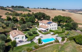 23 pièces domaine 698 m² en Marche, Italie. 2,450,000 €