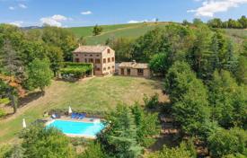 6 pièces villa 350 m² à Amandola, Italie. 850,000 €