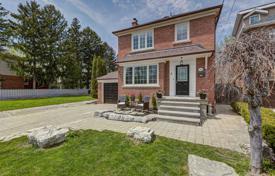 Maison en ville – East York, Toronto, Ontario,  Canada. C$2,430,000