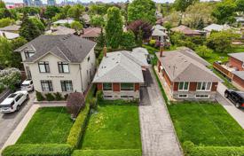 9 pièces maison en ville à Etobicoke, Canada. C$1,620,000