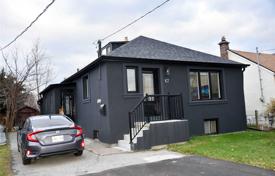 5 pièces maison en ville à Etobicoke, Canada. C$1,346,000