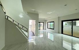 4 pièces villa 209 m² en Pattaya, Thaïlande. $264,000