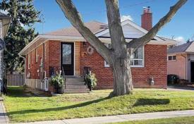 4 pièces maison en ville à Etobicoke, Canada. C$1,170,000