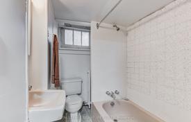 11 pièces maison en ville à East York, Canada. C$1,268,000