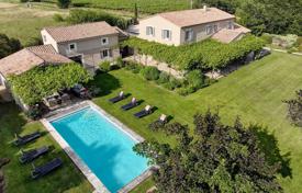 13 pièces villa à Saint-Saturnin-lès-Apt, France. 2,690,000 €