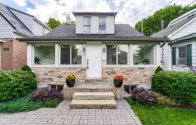 5 pièces maison en ville à Etobicoke, Canada. C$1,429,000