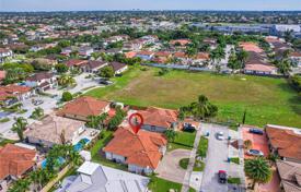 Maison en ville – West End, Miami, Floride,  Etats-Unis. $765,000