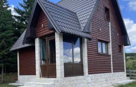 Belle maison à 2km du centre de Zabljak. 130,000 €