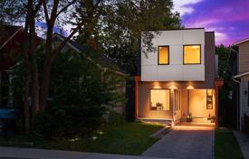 4 pièces maison en ville à East York, Canada. C$2,110,000