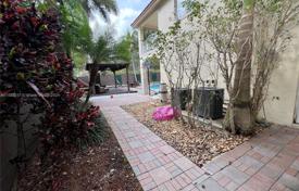 Maison en ville – Doral, Floride, Etats-Unis. $1,200,000