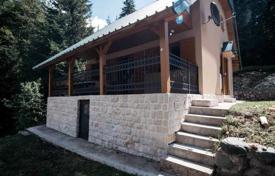 Maison avec terrasse dans un village de montagne près de Zabljak. Le lac noir se trouve à 3,5 km.. 148,000 €